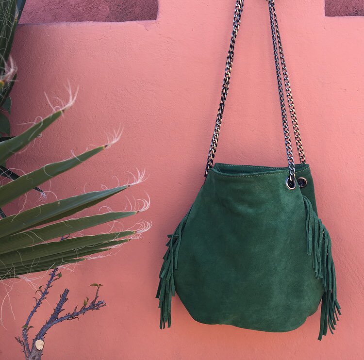 Lequitable's tweet photo. Sac bourse en cuir suédé ou comment mettre de la couleur à son bras : https://t.co/ZMPf5VaqKl https://t.co/Yu4eqIqTvB