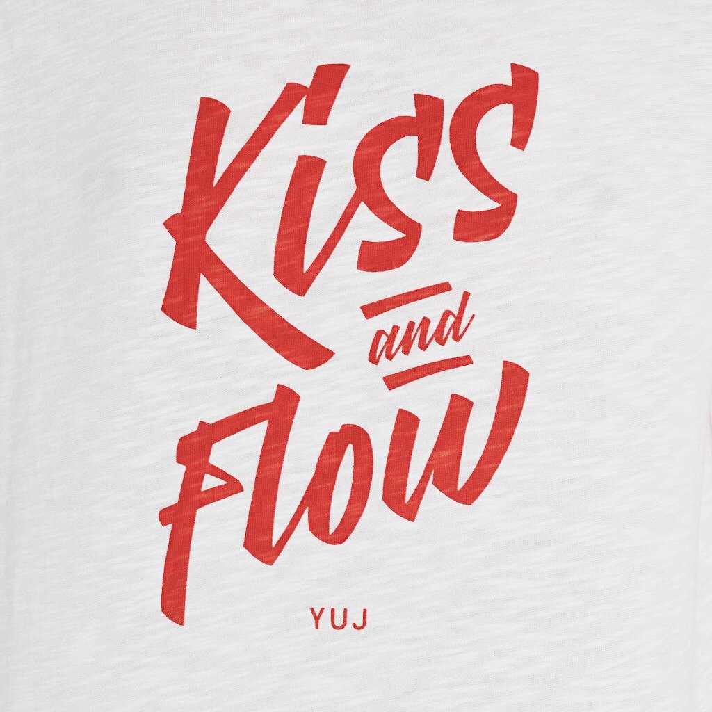 Kiss & Flow • imprimé imprégné d'amour 💋 - ow.ly/TMul50khpT2 #yoga #yogastudio #yogawear #activewear #paris #yogaflow #outfit #yogaclass #hotyoga #love