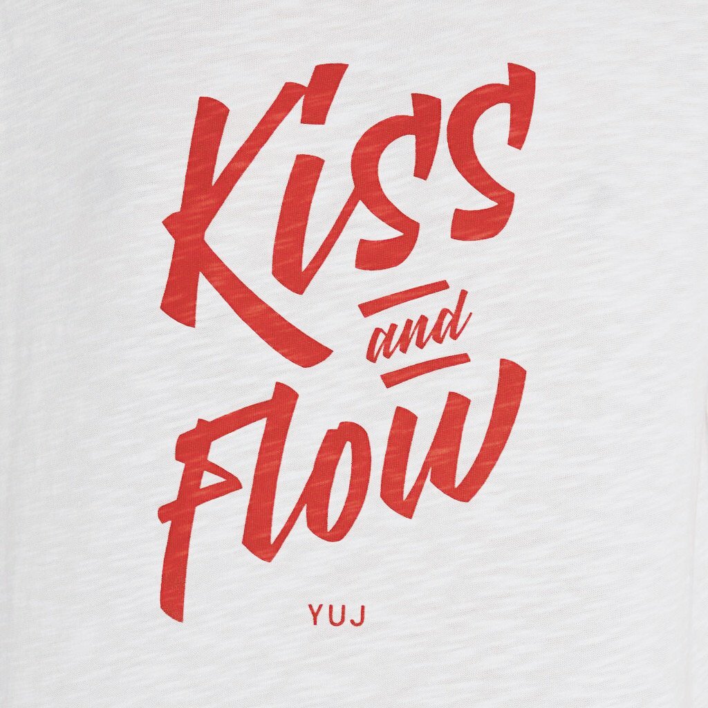 Kiss &amp; Flow • imprimé imprégné d'amour 💋 -  ow.ly/TMul50khpT2

#yoga #yogastudio #yogawear #activewear #paris #yogaflow #outfit #yogaclass #hotyoga #love