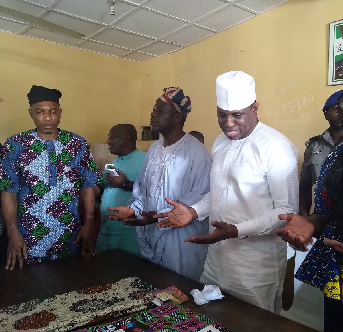 Bankole2019's tweet photo. He's currently holding an interactive session with plank sellers at the sawmill. #DB4Ogun2019 https://t.co/bbZafkSzkq