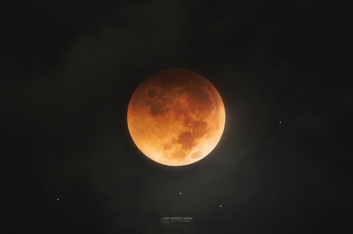 Eclipse entre nubes.
