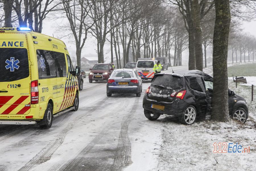 🚨 Auto raakt tijdens sneeuwval van de weg en botst tegen boom 112.press/QxDqWH 112Ede https://t.co/PRZbcYZeUE