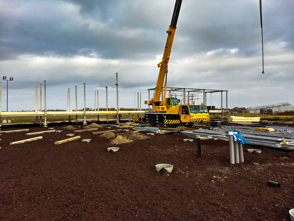 De bouw van het Energie Kenniscentrum is begonnen! Een ware droom voor <a href="/OosterhofHolman/">Koninklijke Oosterhof Holman</a> en <a href="/Ekwadraatadvies/">Ekwadraat Advies</a> die de samenwerking aangingen om een #duurzaam #kenniscentrum op te zetten. Lees hier meer over dit bijzondere #bouwwerk: bit.ly/bouw-EKL