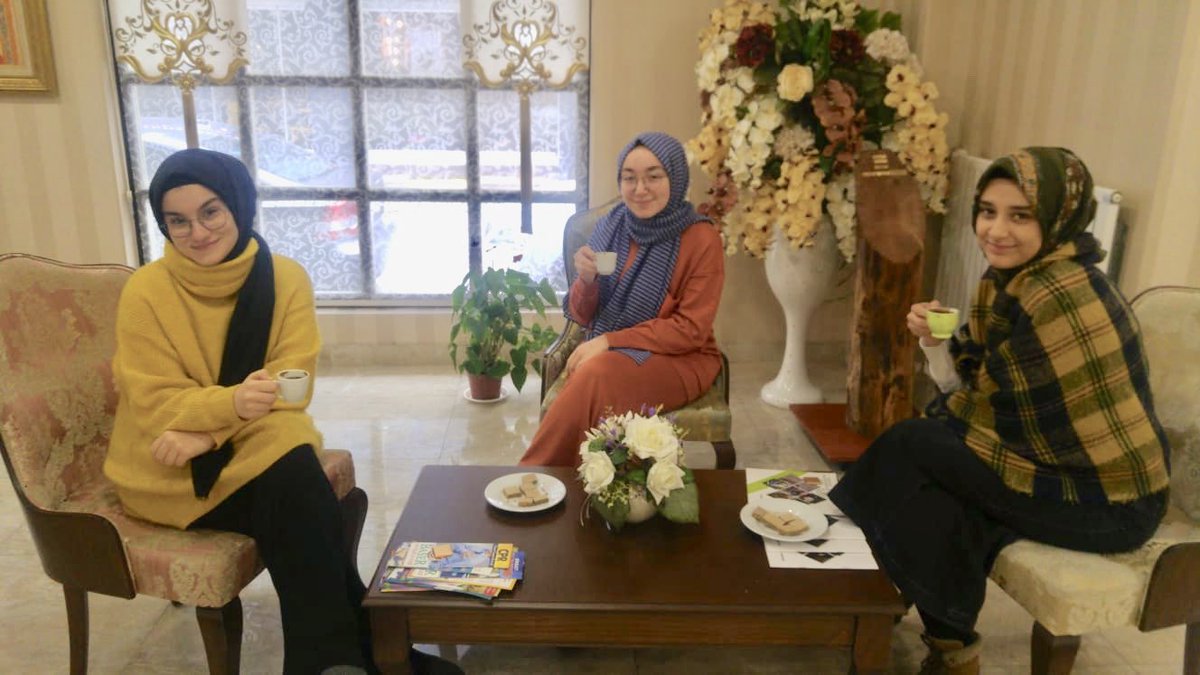validesultankiz's tweet photo. YKS kampındaki 12. Sınıf öğrencilerimizin ders arası kahve keyifleri. https://t.co/3B358UJILt
