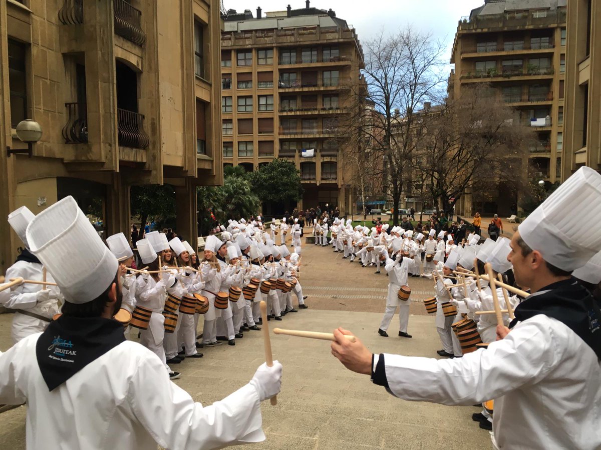 JesuitakDonosti's tweet photo. Ikasle, guraso eta ikasle ohiak bat izan ziren Iikastetxeko #APYMA-ko danborradan! Gora Donostia! 🔵⚪️🔵⚪️
-
Alumnado, familias y antiguo alumnado nos hicimos uno en la tamborrada de la #APYMA del Colegio! Gora Donostia! 🔵⚪️🔵⚪️
( 📸: I. Dague) https://t.co/1kxMsYyihU