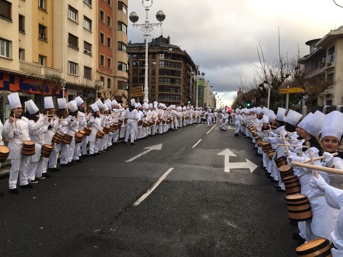 JesuitakDonosti's tweet photo. Ikasle, guraso eta ikasle ohiak bat izan ziren Iikastetxeko #APYMA-ko danborradan! Gora Donostia! 🔵⚪️🔵⚪️
-
Alumnado, familias y antiguo alumnado nos hicimos uno en la tamborrada de la #APYMA del Colegio! Gora Donostia! 🔵⚪️🔵⚪️
( 📸: I. Dague) https://t.co/1kxMsYyihU