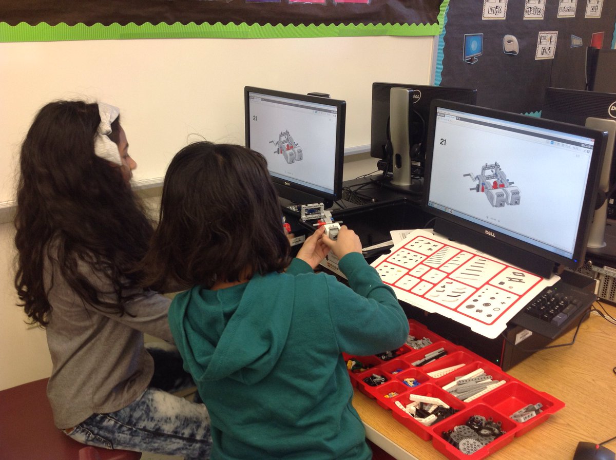 TechQueen127's tweet image. Almost done building our @Mindstorms_EV3 so we can begin programming them next week! ✅ 🤖 🖥 @BRRSDHillside #robotics #legos #teched #peercollaboration #problemsolving