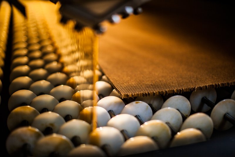 Safran_Cabin's tweet image. #Picoftheweek
Aramid honeycomb cores, thermoset fiberglass and carbon prepregs, adhesives and formulated resins… @Safran_Cabin manufactures aerospace grade composite materials. Pic of our aramid core being produced in our C-4 process. 
#engineeredmaterials