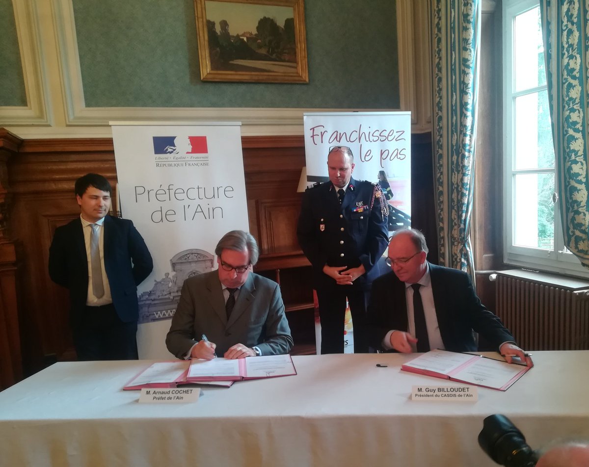 ArmandMorand's tweet image. Vœux aux forces de sécurité du @Prefet01 ce jour. Félicitations aux récipiendaires #MSI et #MHSP. Le @sdis01 est conventionné avec @VISOV1 👏🏻👏🏻