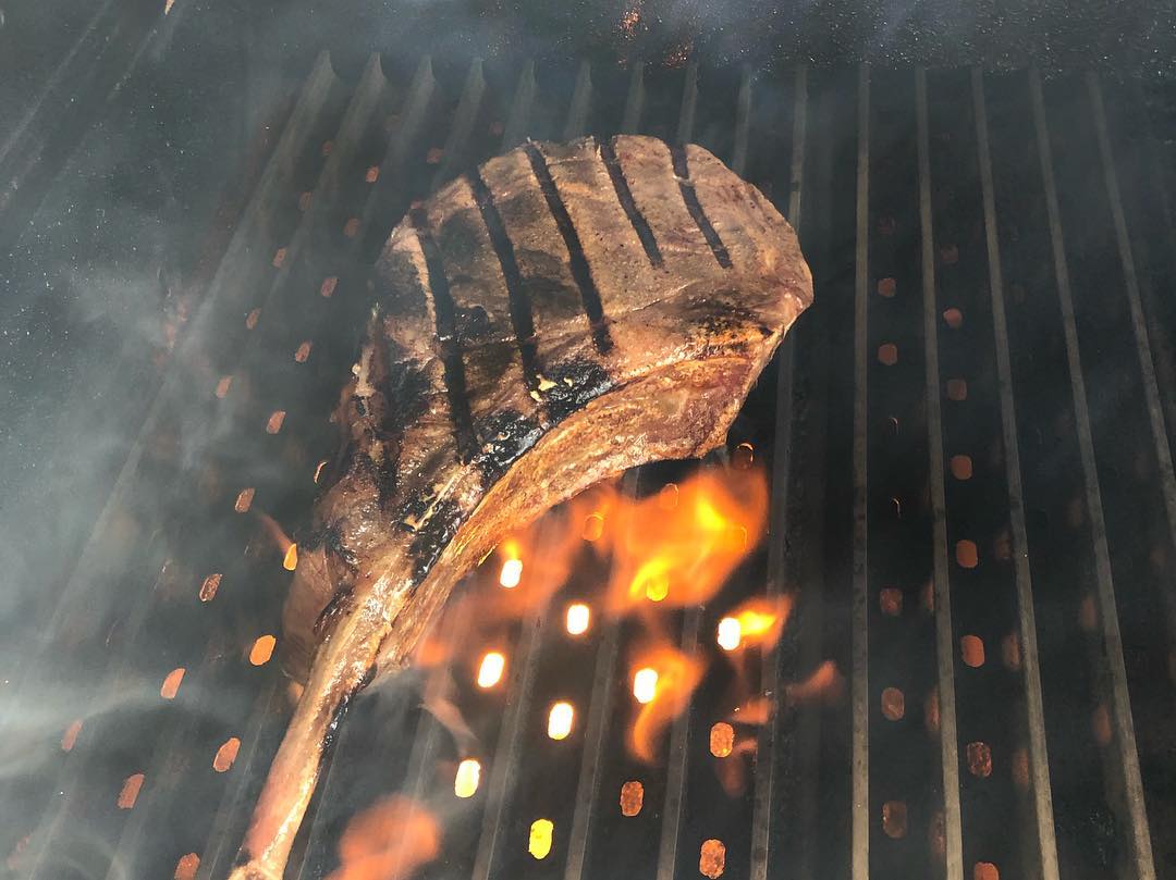 atbbq's tweet image. Can you hear the sizzle? 
Retired law enforcement officer and #YS640 owner JR Smith seared this 2.5 lb cowboy cut steak at 450° then lowered the temp to 200° for 3.5 hours. Amazing color, texture and #yoderflavor #yodersmokers