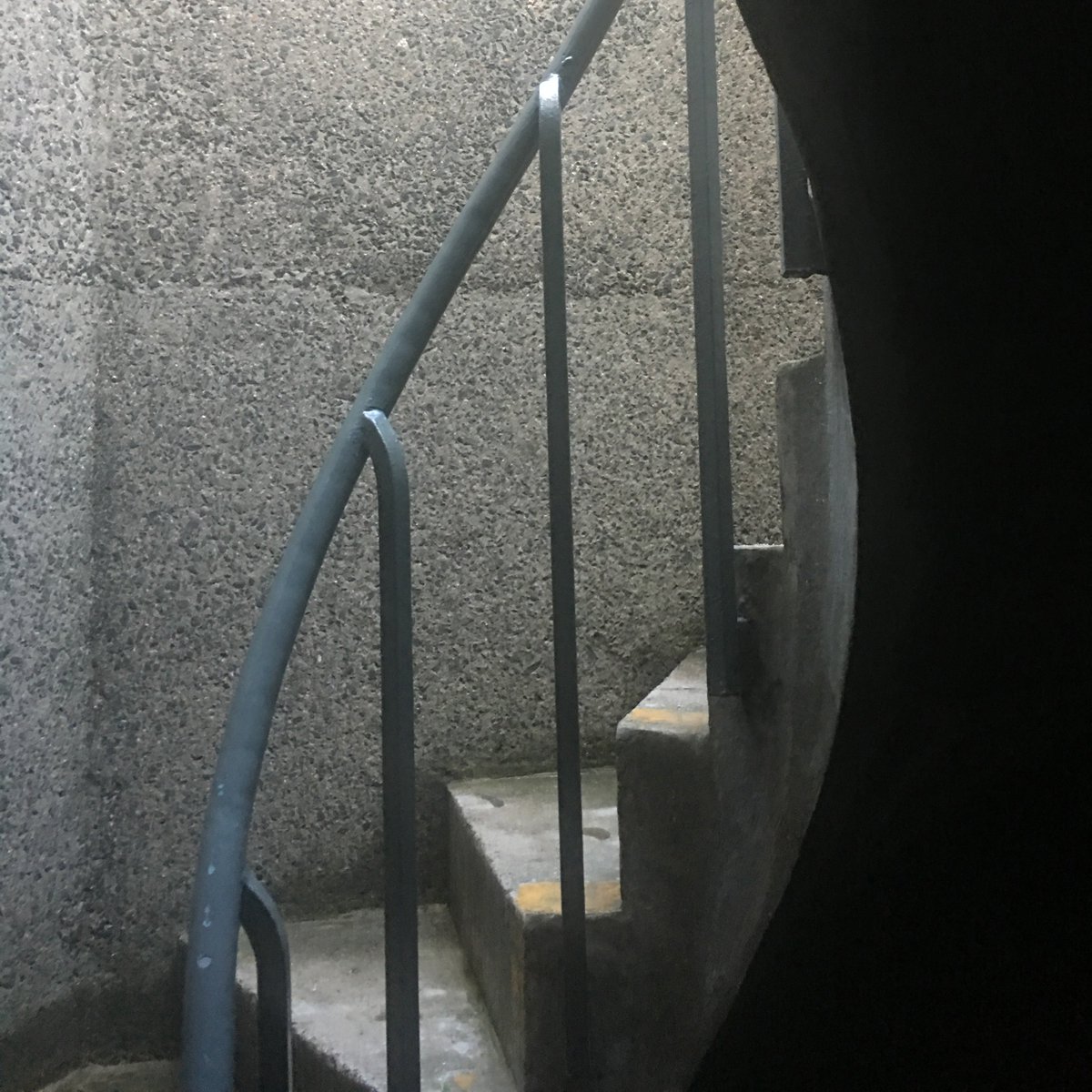 QuinnArchitects's tweet image. Bespoke details can also be found on this 40th floor spiral fire escape stairwell and steel handrail. This level of exacting attention is referenced in our new extension 3/3 #Detailing #DesignSurprise