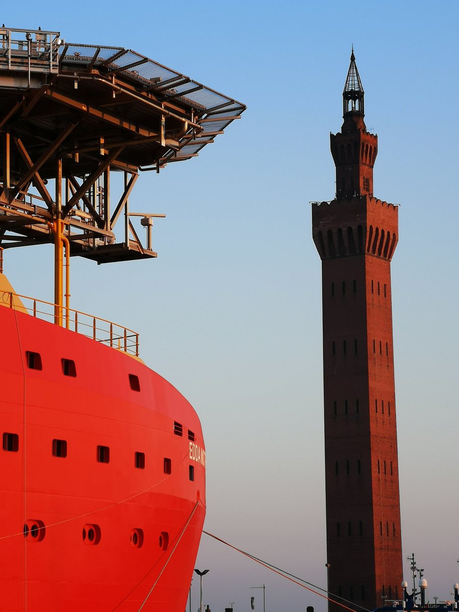 What better way to mark #GreatGrimsbyDay than a photo that combines the iconic symbol of #Grimsby and a SOV marking the town's development into a premier centre for #sustainable #energy. @OrstedUK