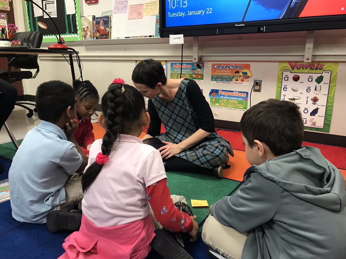 Small group phonics work in first grade @OgdenRockets @CrystalBrinn <a href="/lit4literacy/">Whitney Vaughn</a> #buildingreaders <a href="/patleonAKA/">Pat Leon💕</a>