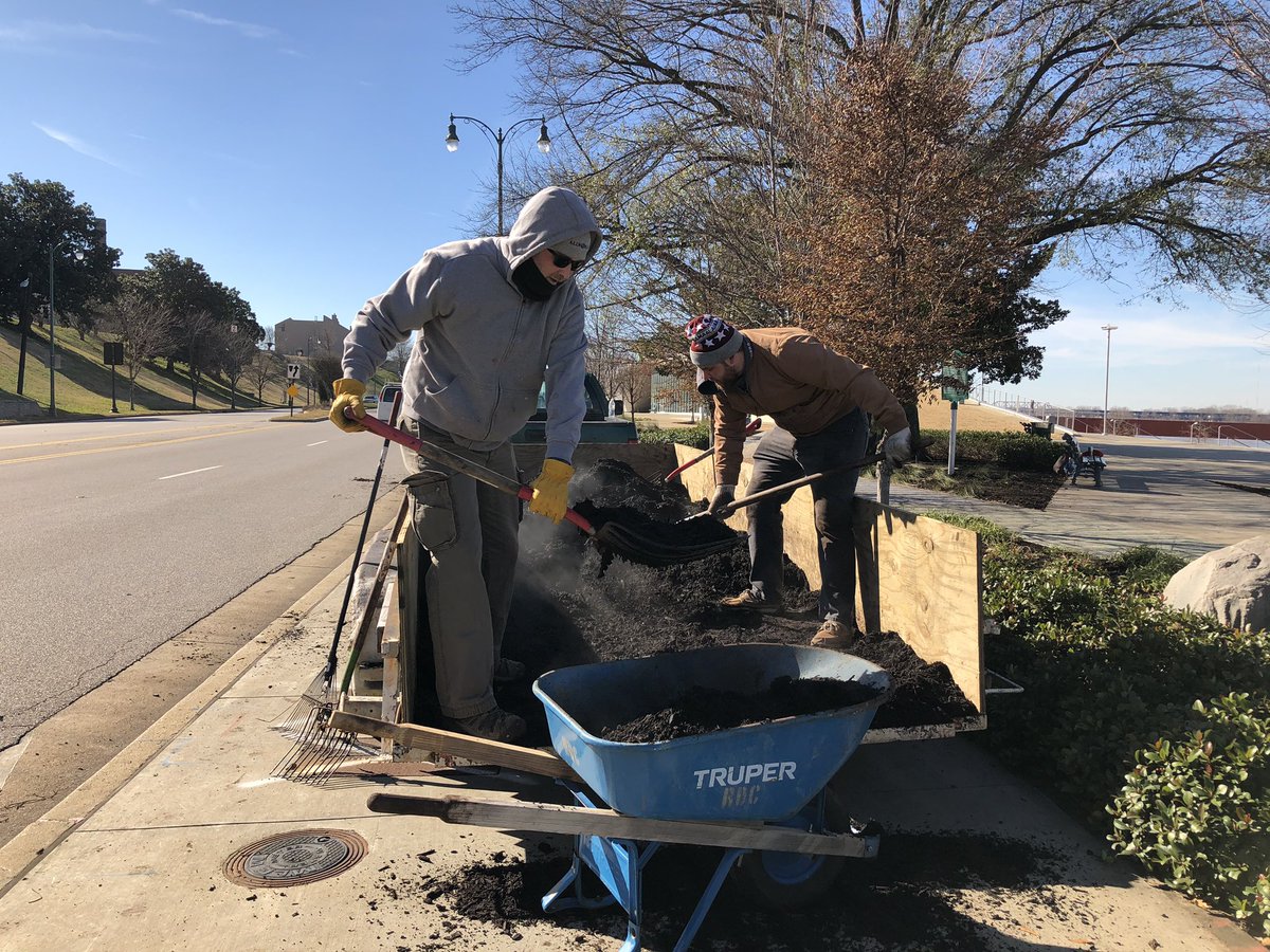 MemRiverParks's tweet image. BIG thanks to @MEM_Beautiful and our #MLKDaysofService volunteers from ALSAC, Entegrity, Allworld, and others who helped us beautify the riverfront parks yesterday!