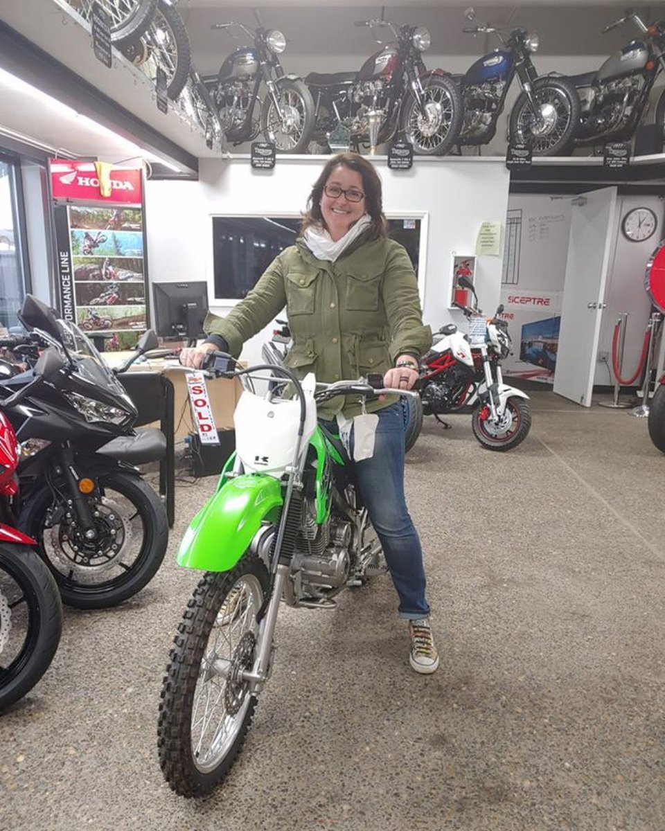 bmotorcycles's tweet photo. Here's to all you #MomsWhoRide! #KawasakiGirl 📸: Matt Sinclair #Kawasaki #KawasakiMotorcycle #GirlsWhoRide #DirtBike #Motocross #TrailRide #MotorcycleRacing #Motorcycle #Powersports #BeavertonMotorcycles #LanphereAutoGroup https://t.co/0wPdmNGNXg
