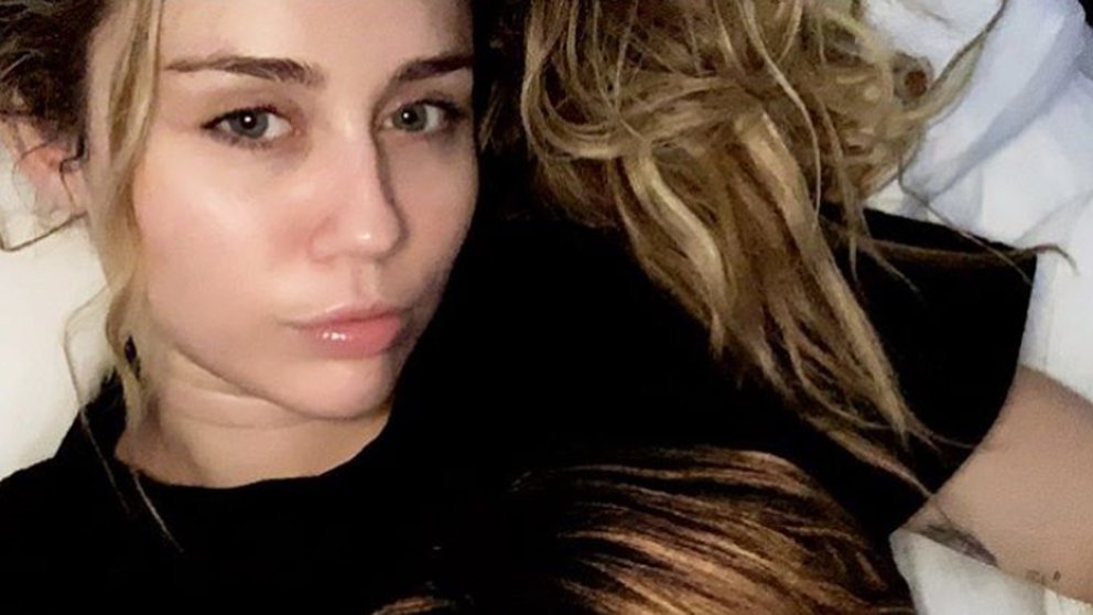 radioactiva_ec's tweet photo. Miley Cyrus desata la polémica con una foto en la que aparece fumando marihuana. Seguro que parece un déjà vu pero no, ha vuelto a ocurrir / La Vanguardia https://t.co/HAkjGeiNUX