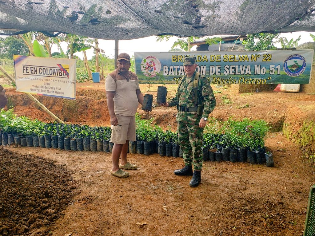 Ejercito_Div4's tweet photo. #HorusEsProgreso En Miraflores, #Guaviare, soldados del Batallón de Selva n.° 51 General Jose María Ortega de la #Brigada22, realizan la entrega de 250 plantas de cacao y cítricos, con el fin de apoyar a la población civil en la sustitución de cultivos. https://t.co/rBvdr58m8r