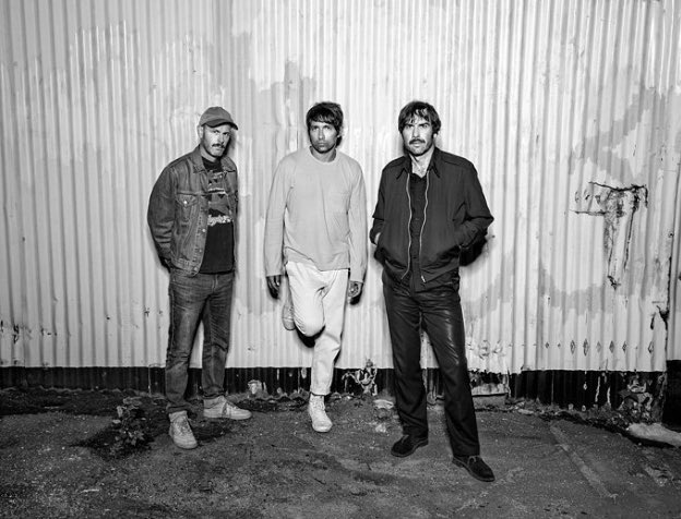 PeterBjornJohn's tweet photo. POETRY?
#peterbjornandjohn
gotta whole lotta soul goin' on
#likeafinewine
#gettingbetterallthetime
#upagainstthewall
#allcreaturesgreatandsmall
look into the future
straight ahead while standing tall!
photo @bergmark69
#darkerdays #epbj https://t.co/i64laSW547