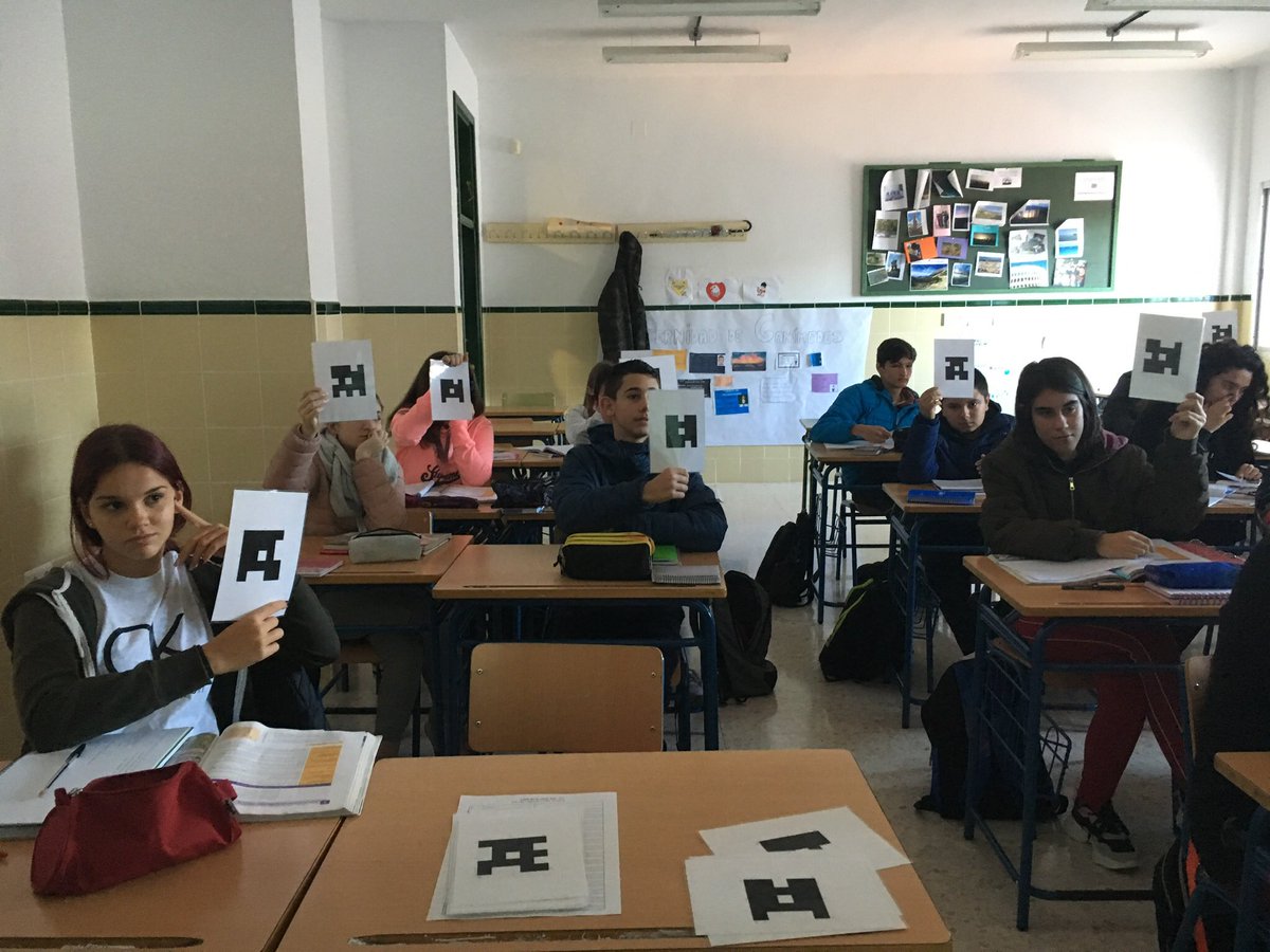 ies_laslagunas's tweet photo. En busca del mejor #alumnotutor para el grupo con #Plickers @educacionenmlg @Malagaconvive @IAJuventud https://t.co/cAu6UbmK1W