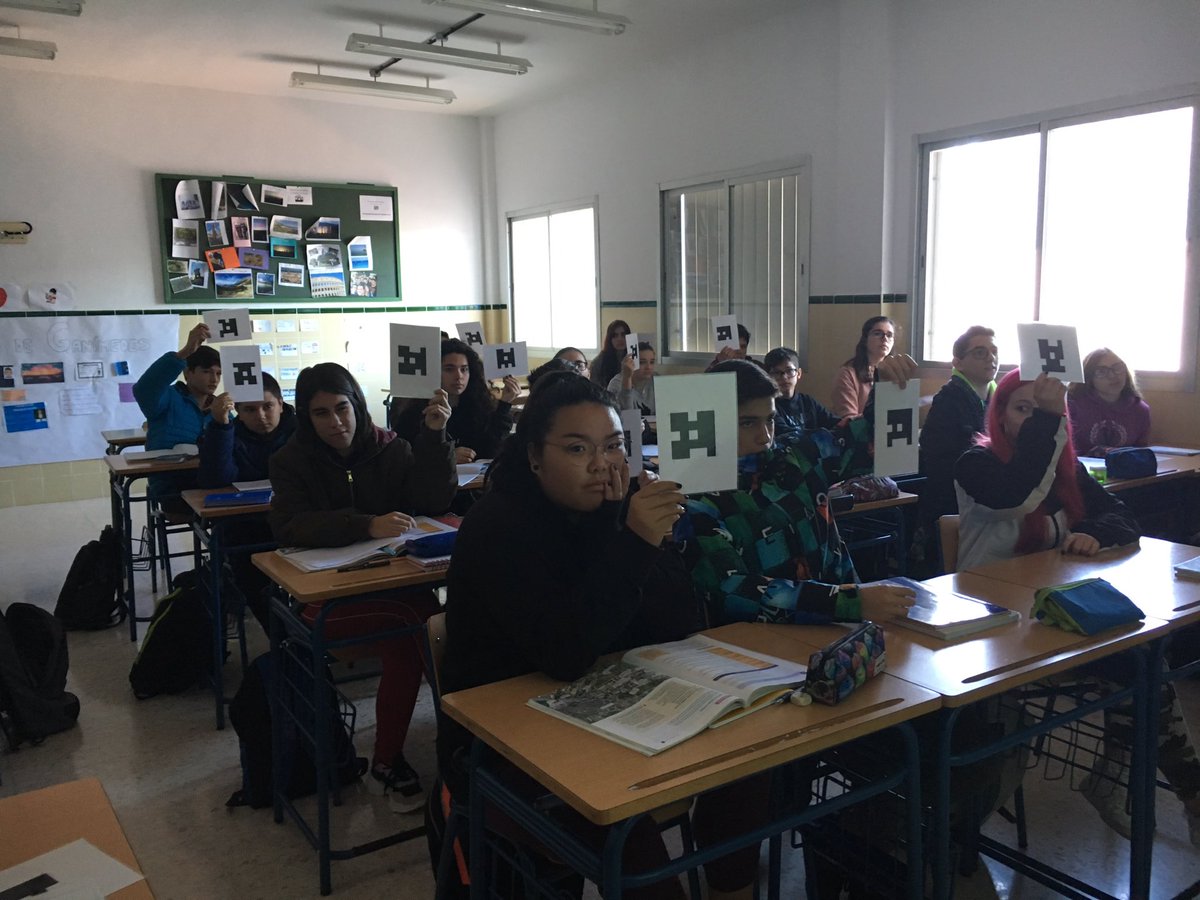 ies_laslagunas's tweet photo. En busca del mejor #alumnotutor para el grupo con #Plickers @educacionenmlg @Malagaconvive @IAJuventud https://t.co/cAu6UbmK1W