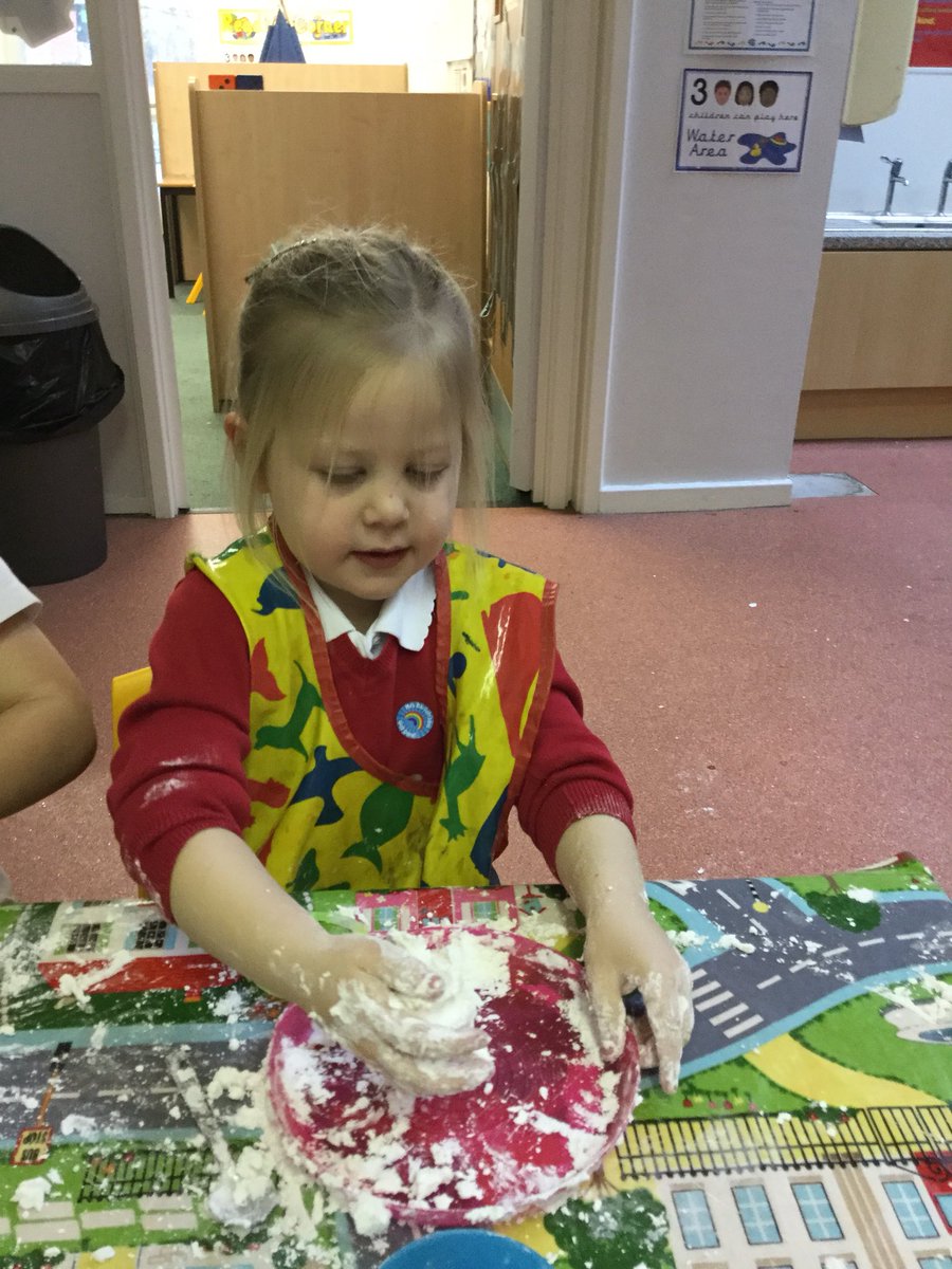 MD_Class1's tweet photo. This afternoon we were making snow in the style of Frozone a superhero from the Incredibles. The children were fascinated to see what happened when two materials were mixed together. The children described the texture as fluffy, squishy, smooth and breakable. #MD_Science https://t.co/KlkYS32SmU