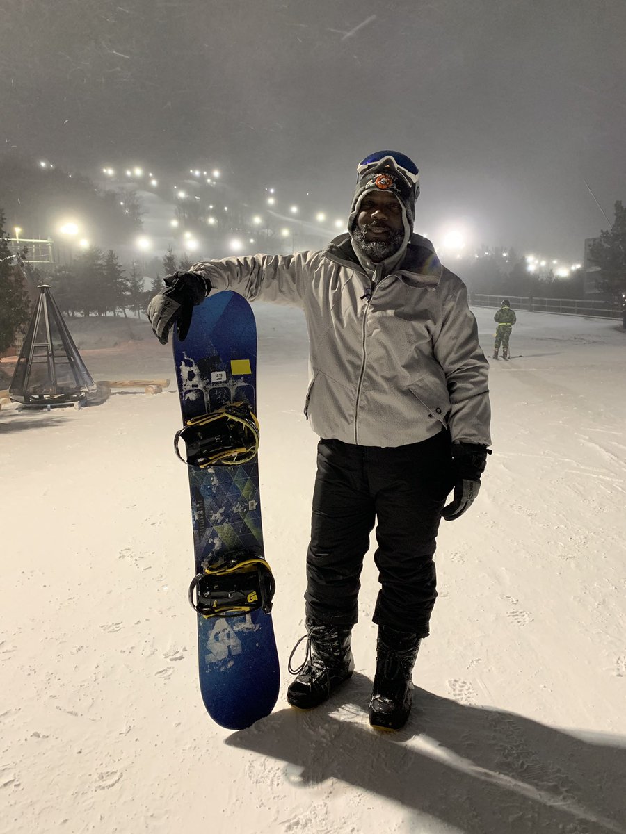 Roqcity's tweet photo. #MLKskiweekend was dope. This was the highlight of the trip for me. I got to snowboard. I fell a few timesand my body is hurting today but it was all worth it. #bucketlist From Schoolcraft to Ski slopes. #growth https://t.co/eUDPQuumBI