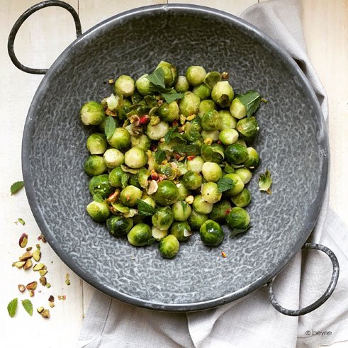 Spruitjes zonder spruitjeslucht, kan dat? Jazeker! Kook ze kort voor en wok ze dan met knoflook, pistachenoten en citroen. Fris, gezond en vooral: erg lekker! Klik hier bit.ly/2R3sjvX voor het recept #watetenwevandaag