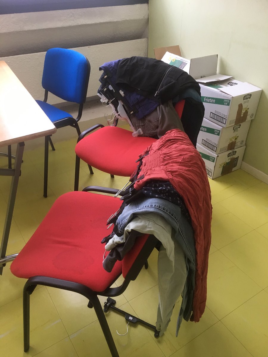 stssauthie's tweet photo. Tri des premiers vêtements ce midi... On cherche des portants pour accrocher les vêtements... 😉
#TrocAuthie projet #Rev3 en #ST2S https://t.co/NdrYLU53FE