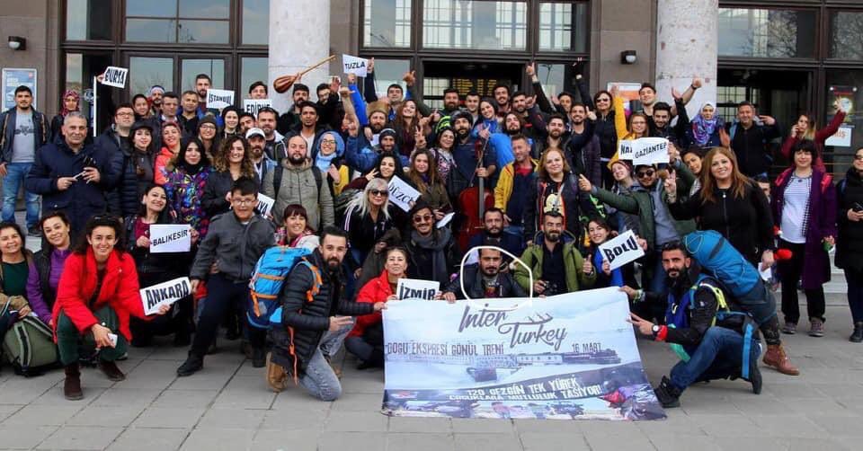 impanda2611's tweet photo. #gönültreni2 Rönesans tablosu değil, umut.. https://t.co/iGaWebPuTk