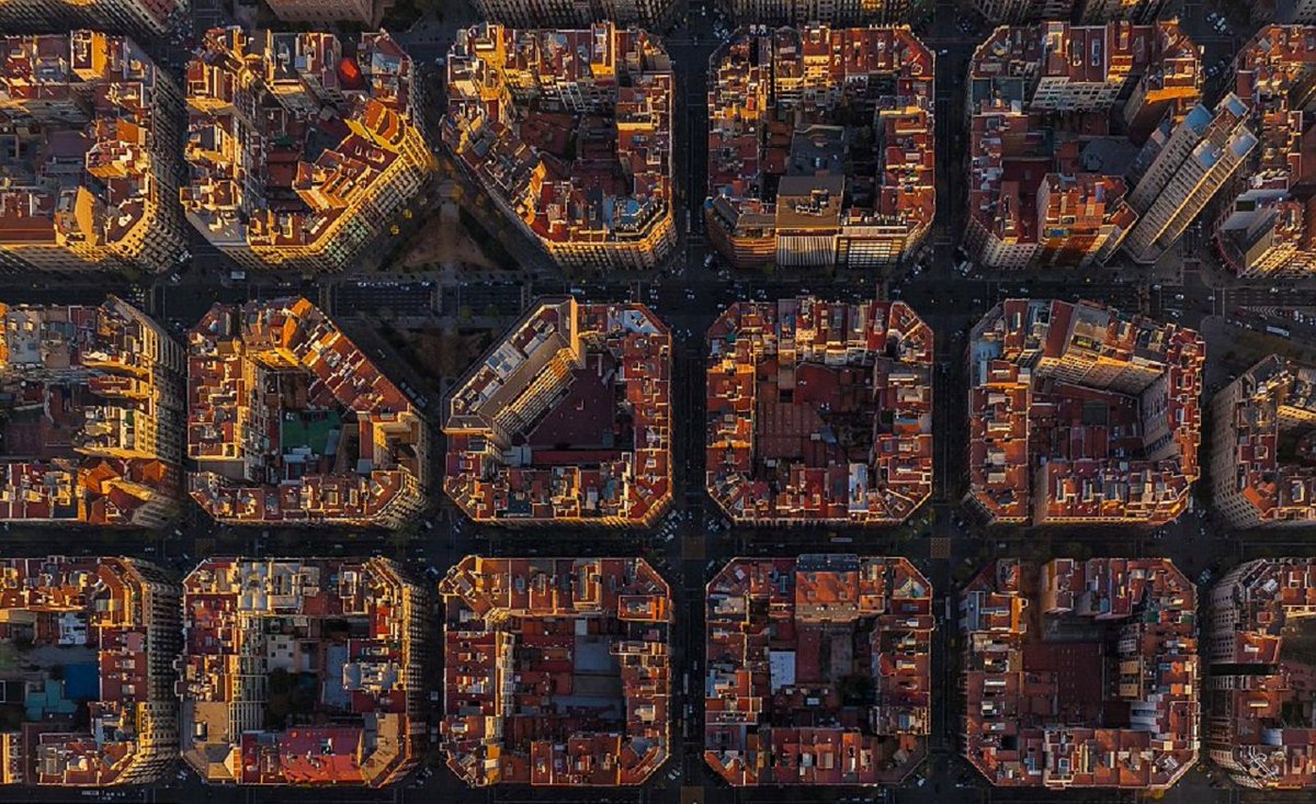 CRCiencia's tweet photo. El mundo desde el cielo > el Ensanche de Barcelona, un referente del urbanismo #PlanCerda #MyHometown https://t.co/COcJEsWEz6