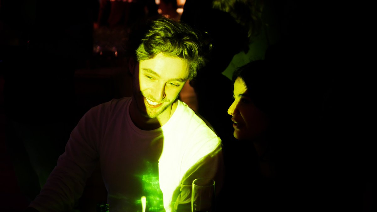 Het leven is me toch een partijtje zwaar, in de spotlights.