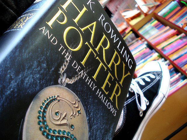 ActuaLitte's tweet photo. La fortune de J.K. Rowling dépasse les 750 millions £
ttps://www.actualitte.com/t/YcgeAPGl 

@jk_rowling #bestseller #HarryPotter #fortune #exploitation #edition #livreaudio #livrenumerique #publinum @pottermore https://t.co/lyxtxry8nh