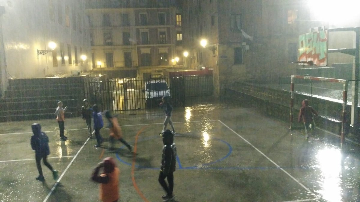 Hau da dagoen egoera Parte Zaharreko eta Orixe Ikastolako neska mutilekin. Entrenamendu ordua da, eta denak blai eginda gaude! EZ DUGU NON entrenatu! 
Eta berdina, beste hainbat ekintzekin. Gainera, <a href="/AZgaztetxea/">Kijera Gaztetxea</a> desalojatu nahi dute? Non sartuko gara? KALE GORRIAN.