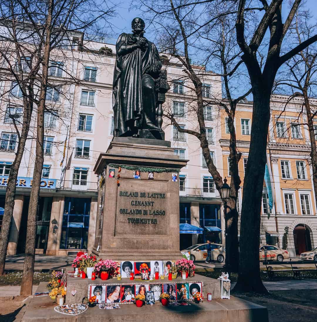 heyFatTireTours's tweet image. The #MichaelJackson memorial or tribute in Munich is filled with images, candles and 💐 of the king of pop. It’s situated in front of the #Bayrischerhof Hotel where Michael Jackson stayed during is Europe Tour. #cityguidemunich #Munich (Photo: @PassingThruCom) #TravelTuesday