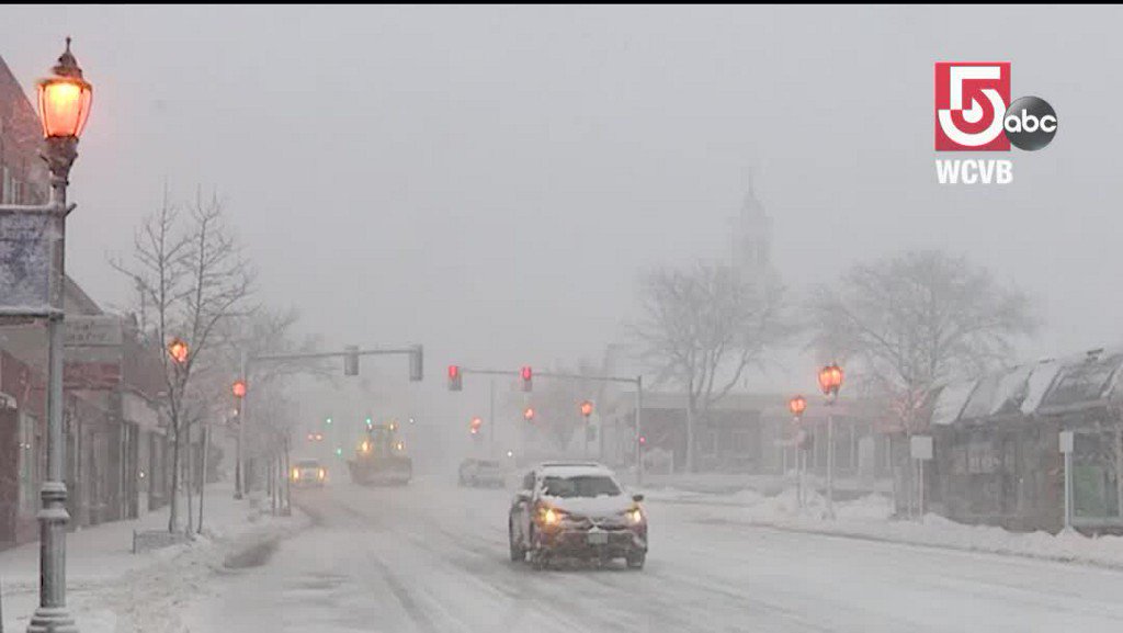 While driving in winter conditions, be sure to put your headlights on, keep the entire exterior of your car clear of snow, and keep your gas tank full. ow.ly/8YEH30nl6yp via <a href="/WCVB/">WCVB-TV Boston</a> 
#NewEngland #Safety