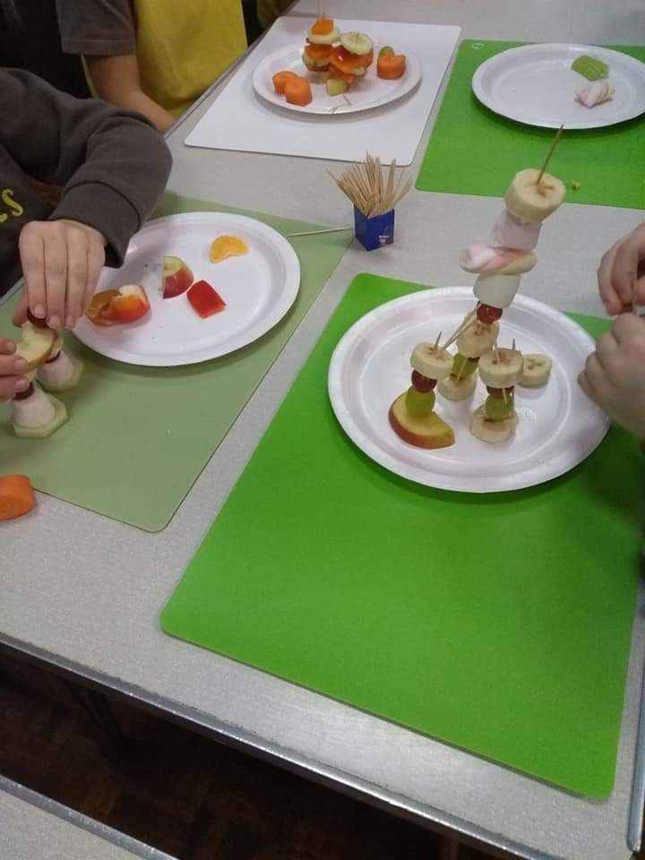 RainhamNorth's tweet photo. 3rd Rainham North Brownies made some very interesting structures from our first skills builder express myself edible architecture. Great way to get your five a day.🤗 #forthegirl @GillinghamDiv @guidingkentwest @Guiding_LaSER https://t.co/BO8LCSuvp7