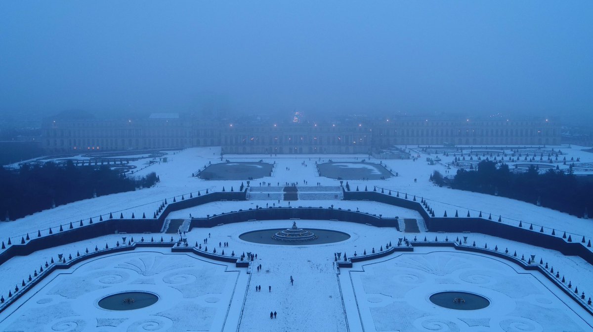 CVersailles's tweet photo. 🇫🇷 Tombée du jour sur les jardins de Versailles, couverts de #neige ❄️

🌎 Twilight colours in the gardens of Versailles, covered by #snow ❄️ https://t.co/Rl6LPyOHFF