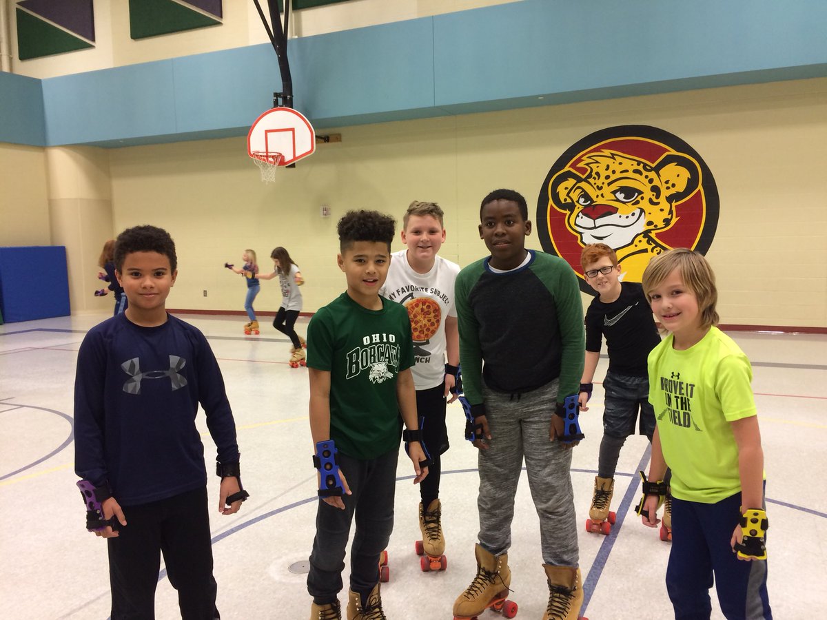 MrsCookSVE's tweet image. Just showing off my mad skating skills in @karenr6191 P.E. class. JK, my kids totally laughed at me 😊 #mrscookdoesnotskate #butitriedanyway