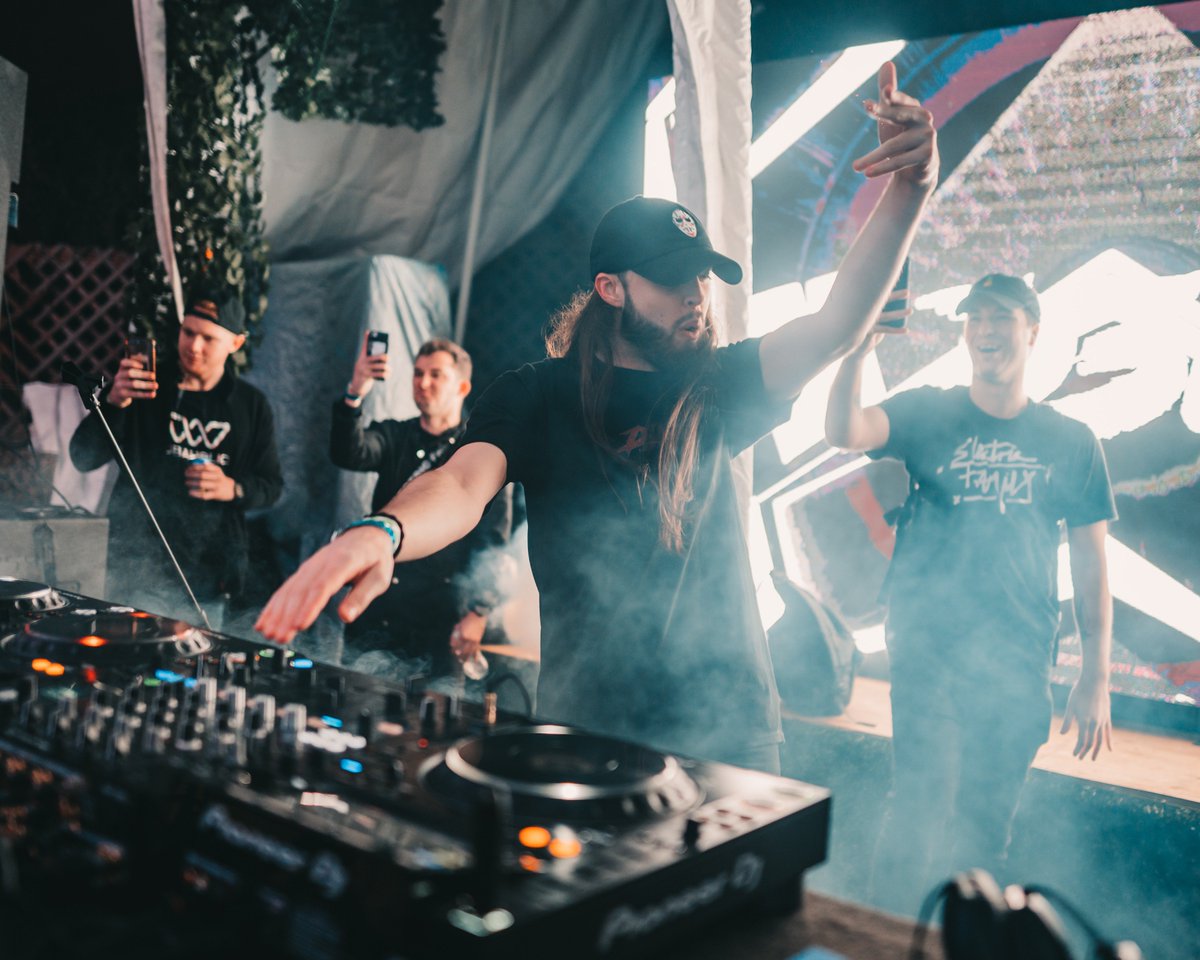aeriimusic's tweet photo. The intimate vibes in Ft. Myers &amp; Tallahassee imo was the best way to start off this tour. All weekend I could feel myself feeding off of everyones energy &amp; that feeling is something my soul always craves. Thank ü for kicking things off w me FL!

Cali you're next! ⚔️ #StealthTour https://t.co/mCwwjatFUI