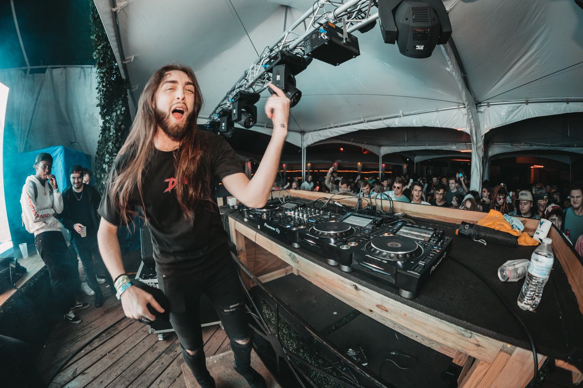 aeriimusic's tweet photo. The intimate vibes in Ft. Myers &amp; Tallahassee imo was the best way to start off this tour. All weekend I could feel myself feeding off of everyones energy &amp; that feeling is something my soul always craves. Thank ü for kicking things off w me FL!

Cali you're next! ⚔️ #StealthTour https://t.co/mCwwjatFUI