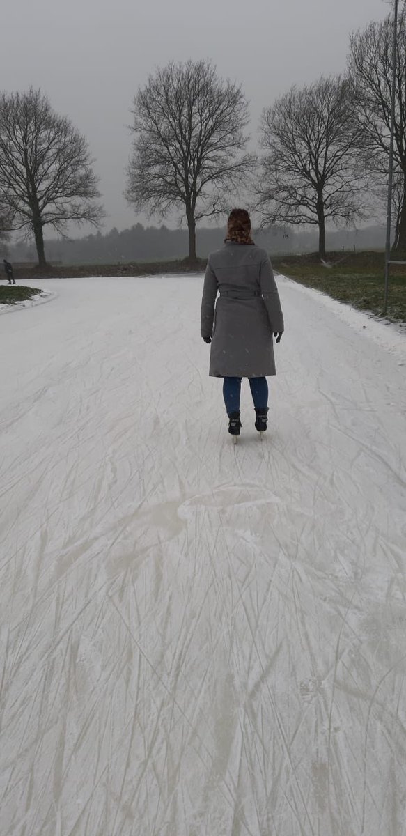 mevrsteen's tweet photo. Op stagebezoek in Noordlaren en eindigen op de schaatsbaan! Samen met @Mauranaomi1 
#Noordlaren #stagebezoek #schaatsen #scheuvelen #sneeuw #ijs https://t.co/zf78fafCSN