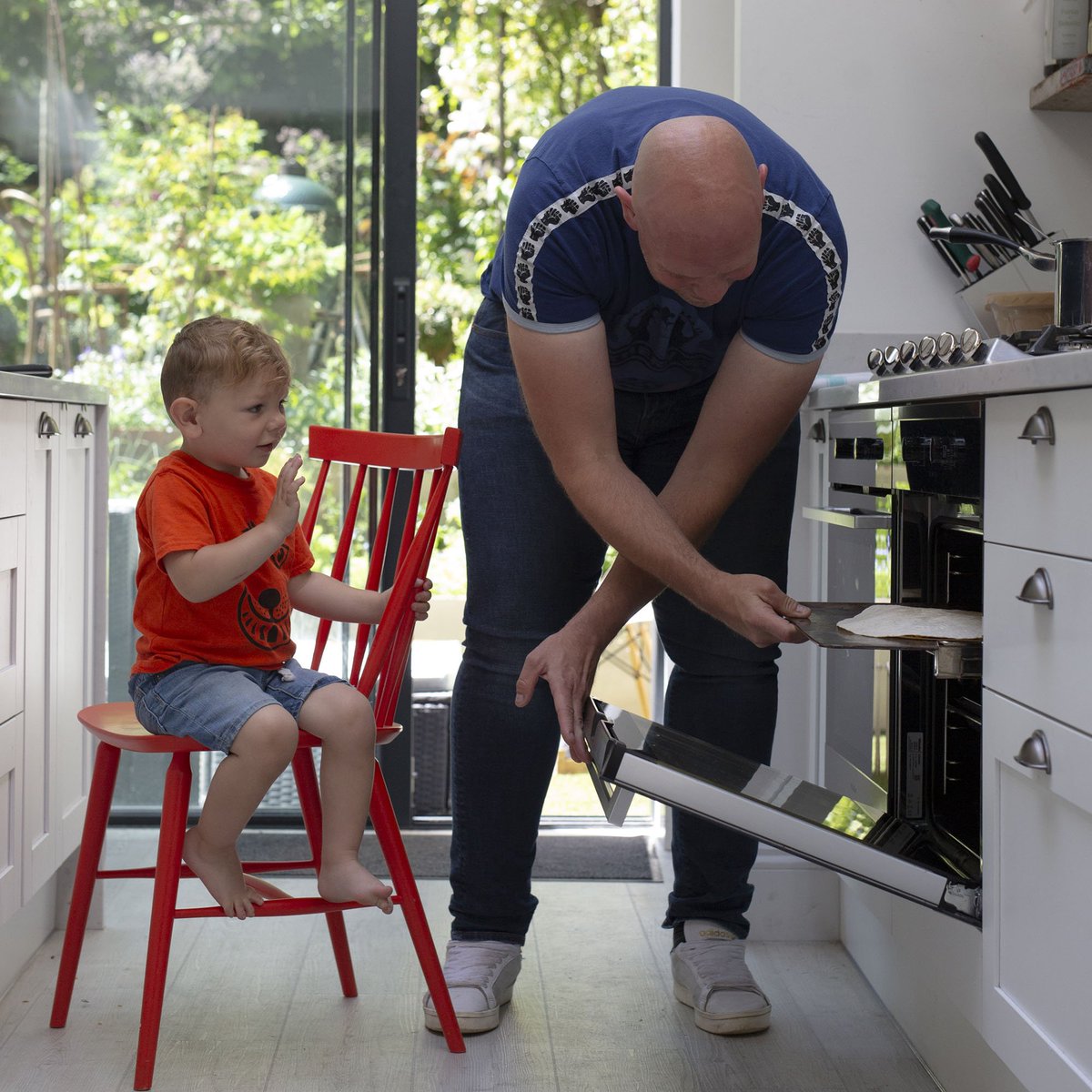 ChefTomKerridge's tweet photo. Who’s having fun in the kitchen this evening?? I want to see your photos and videos... 📷🎥🤣🤣🤣
 
Tag me and use #tomsfreshstart and I’ll share some at the end of the week! Plus 3 lucky winners will get family tickets for @Pubinthepark_ this summer! Full T&amp;Cs in previous tweets https://t.co/3ijESNzTde