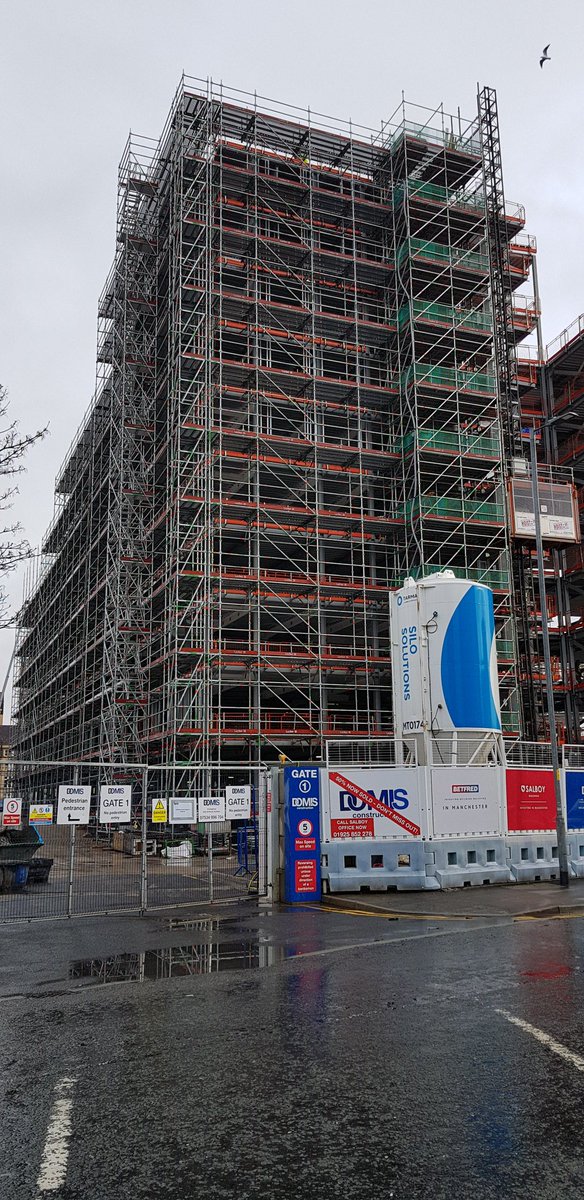 ScaffoldRose's tweet photo. A lovely winters day in Manchester for Domis Construction at Burlington Square, good progress by the lads ready for the Monaflex on the 1st section @Layheruk @483ScaffDesign https://t.co/fq9mBxyOfl