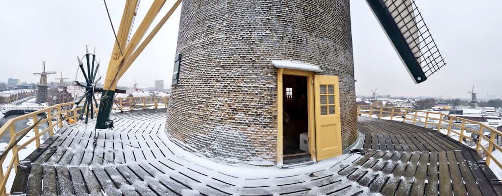 TheodeRooij85's tweet photo. Wat een rijkdom toch om hier te mogen werken op dagen als vandaag! @molendevrijheid! #ambacht #molenaar #molen #DeVrijheid #sneeuw #Schiedam #windmills https://t.co/J7HUmQWnHP