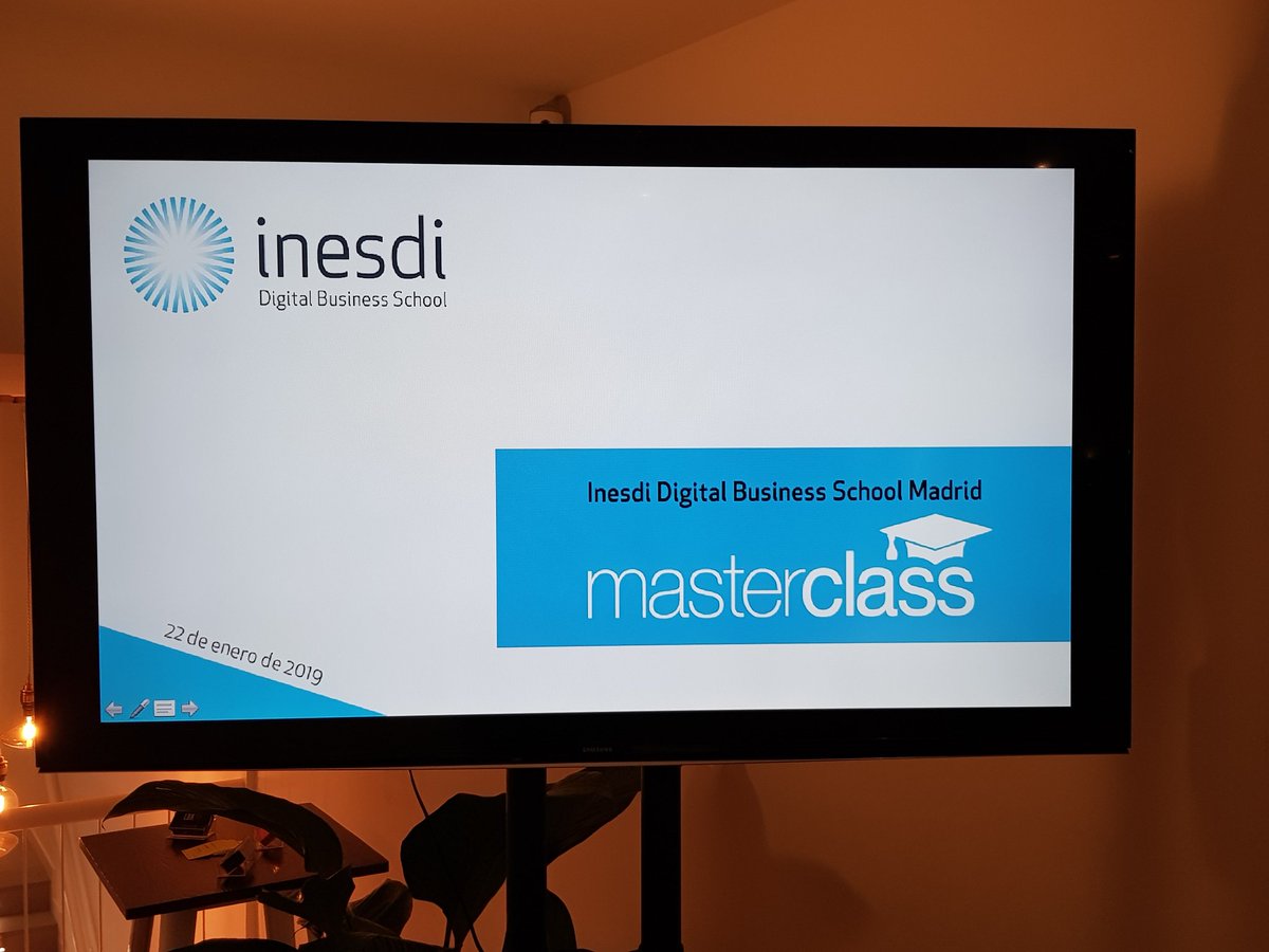 Damos comienzo a la Masterclass de Inesdi@transformaciondigital <a href="/AnuskiSB/">Ana Sánchez-Blanco</a>
 @ejoana@valkiriainnovation@lbk99
