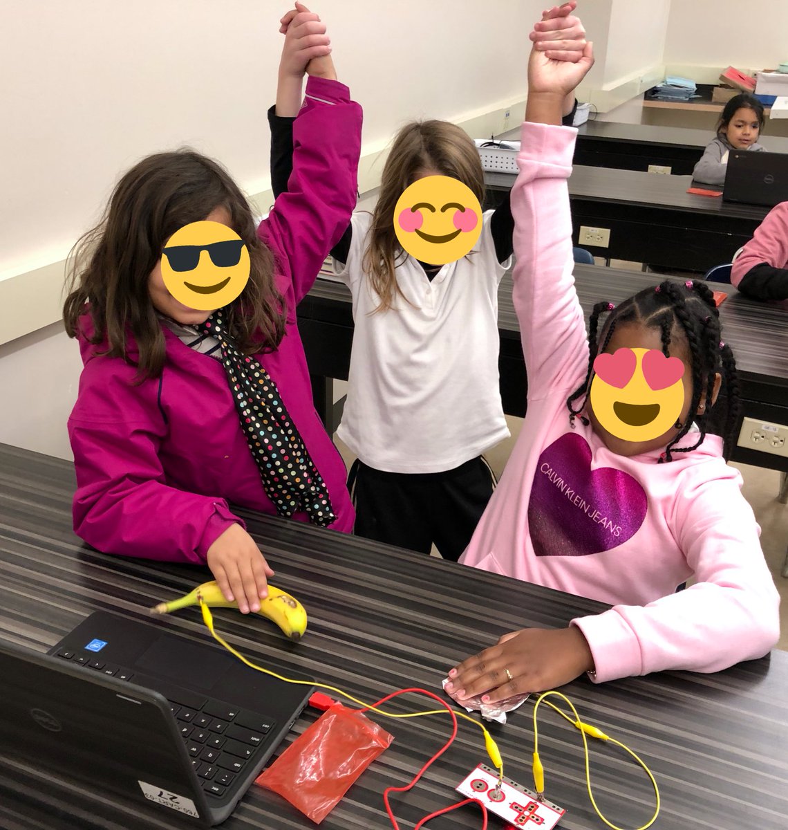 I love introducing students to <a href="/makeymakey/">Makey Makey</a>! We played 🎮Flabby Physics using 🍌bananas and these students figured out how to use a human chain to ground themselves! #CSinSF #csk8 <a href="/SFUnified/">SF public schools</a> #WeAreSFUSD