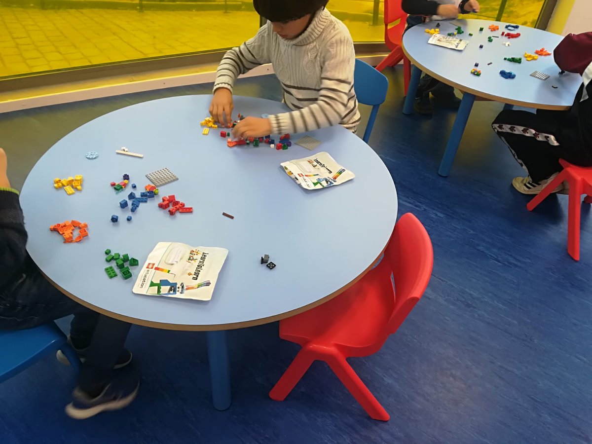 CRIA_arganda's tweet photo. Esta tarde en la actividad de Robótica y Experimentos nuestros/as chicos/as han hecho programación con un ratón robot y construcciones con Learn to Learn 🤖 https://t.co/6zNFCTt1a3