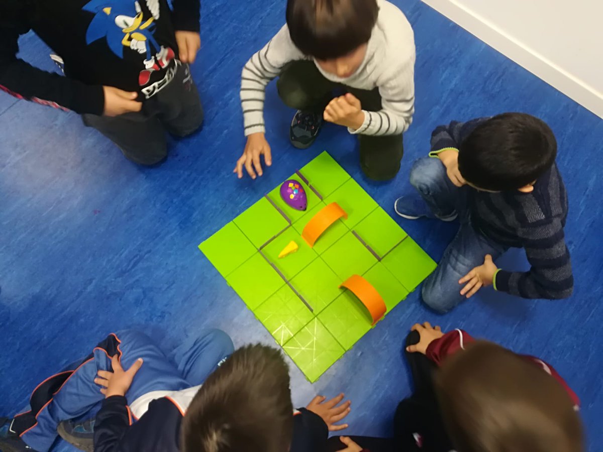 CRIA_arganda's tweet photo. Esta tarde en la actividad de Robótica y Experimentos nuestros/as chicos/as han hecho programación con un ratón robot y construcciones con Learn to Learn 🤖 https://t.co/6zNFCTt1a3