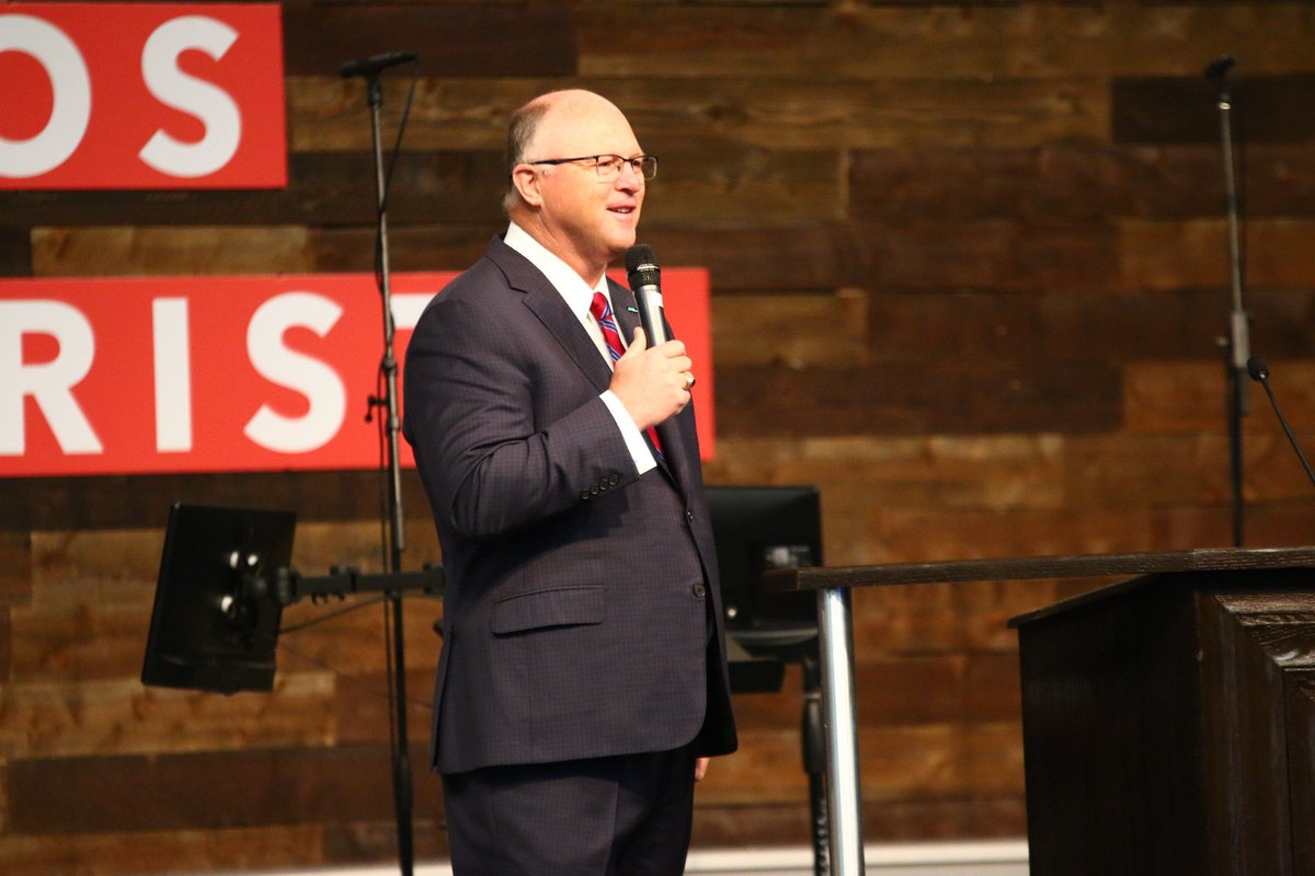 Conf_Lid_Esp's tweet photo. Pastor @PaulChappell nos reto a ser fiel a nuestro convicciónes esta mañana. Estamos muy emocionados con lo que Dios ha hecho hasta hoy #CLE19 https://t.co/AC3PCqNti9