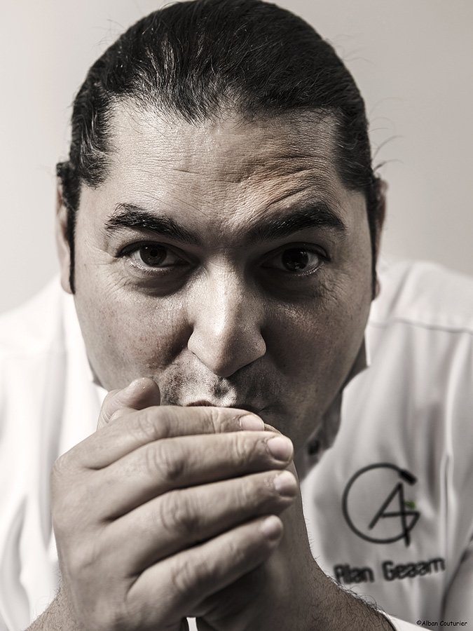 Bravo <a href="/AGeaam/">Alan Geaam</a> Geaam pour cette 1e année étoilée qui continue ! Très fiers de notre ambassadeur, son parcours &amp; témoignages inspirant pr nos #jeunes en #apprentissage ! Retour en images…  l’émotion de la 1e #étoile <a href="/guideMichelinFR/">Le guide MICHELIN</a> youtu.be/oSKlHXDgoBc